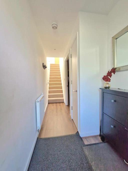 Explore London: 2 Bedroom House In Wood Green Londres Exterior foto