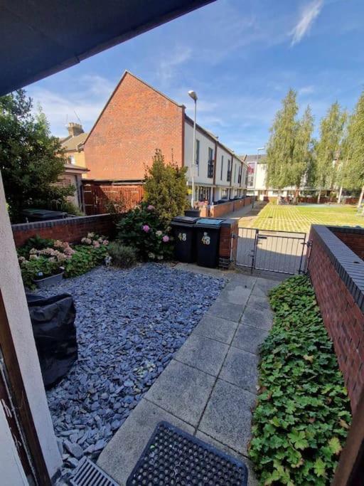 Explore London: 2 Bedroom House In Wood Green Londres Exterior foto