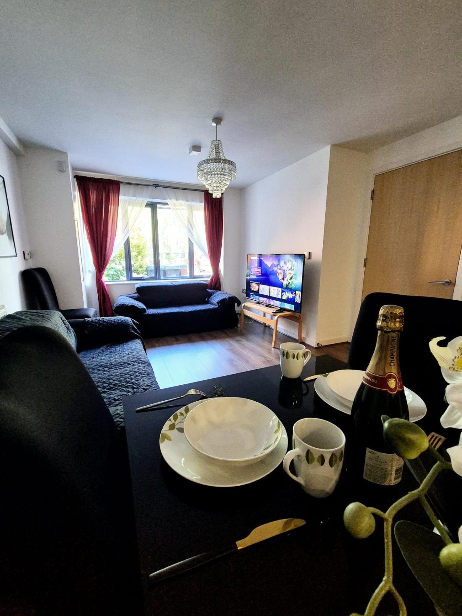 Explore London: 2 Bedroom House In Wood Green Londres Exterior foto
