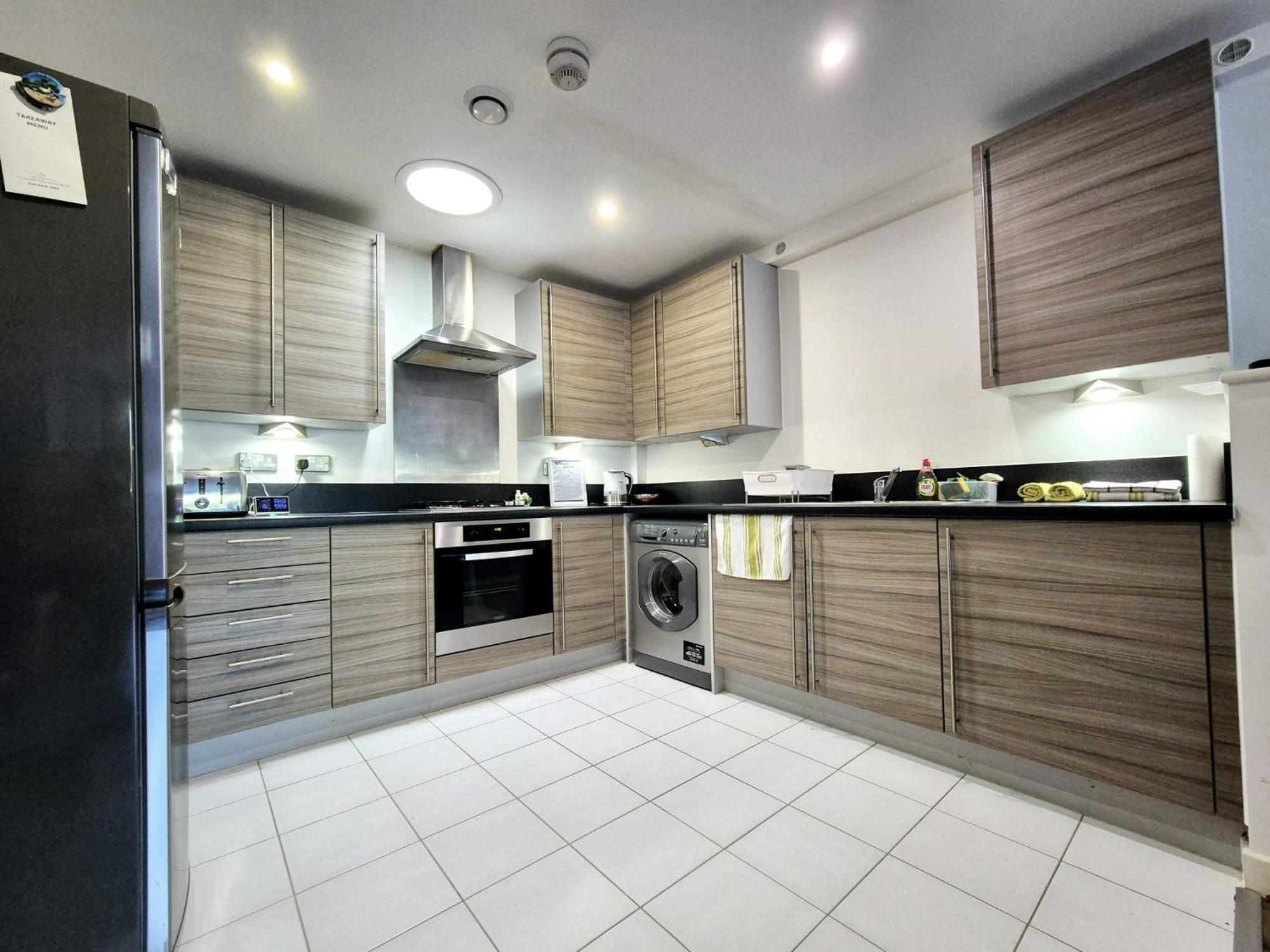Explore London: 2 Bedroom House In Wood Green Londres Exterior foto