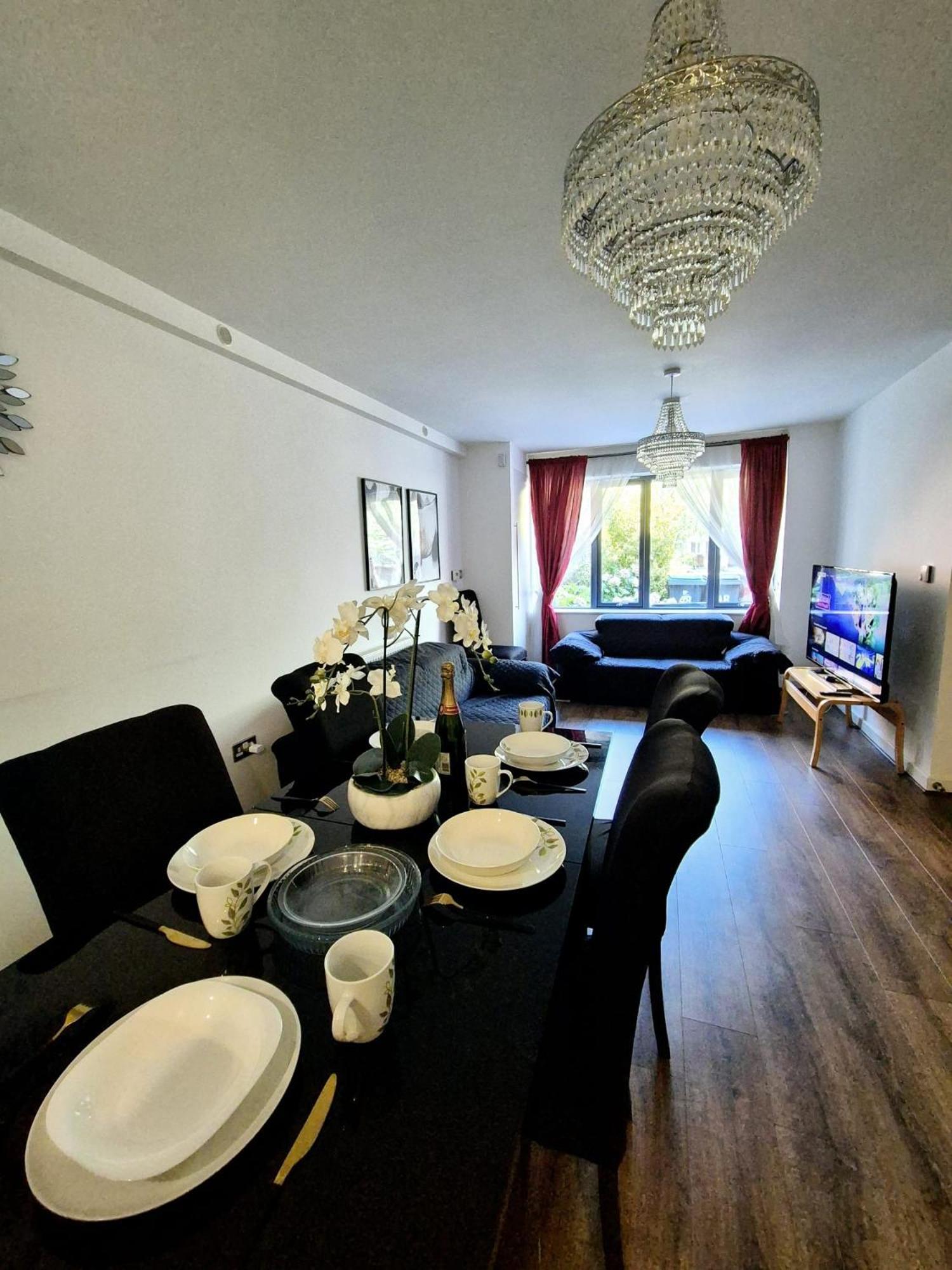 Explore London: 2 Bedroom House In Wood Green Londres Exterior foto